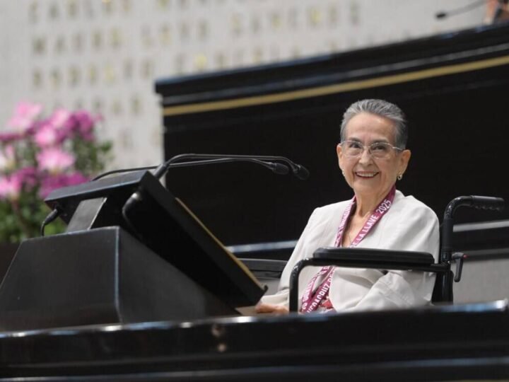 CONDECORA CONGRESO DEL ESTADO A GLORIA SÁNCHEZ CON LA MEDALLA “HEBERTO CASTILLO”
