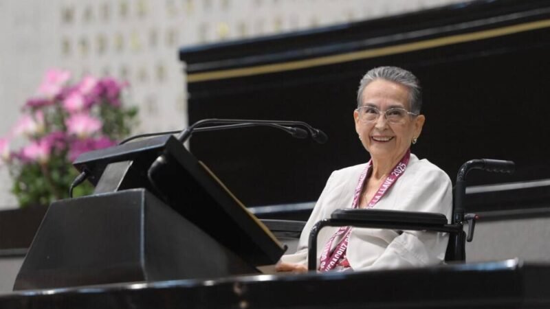CONDECORA CONGRESO DEL ESTADO A GLORIA SÁNCHEZ CON LA MEDALLA “HEBERTO CASTILLO”