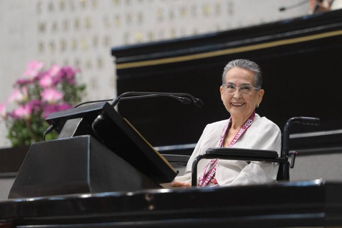 CONDECORA CONGRESO DEL ESTADO A GLORIA SÁNCHEZ CON LA MEDALLA “HEBERTO CASTILLO”