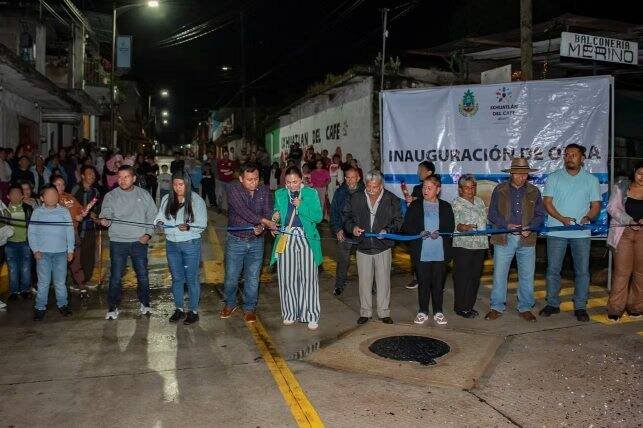 PAVIMENTAN AVENIDA GUADALUPE VÍCTORIA EN IXHUATLÁN DEL CAFÉ