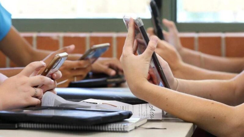 SEP INICIA CICLO ESCOLAR SIN DEFINIR REGLAS PARA USO DE CELULARES