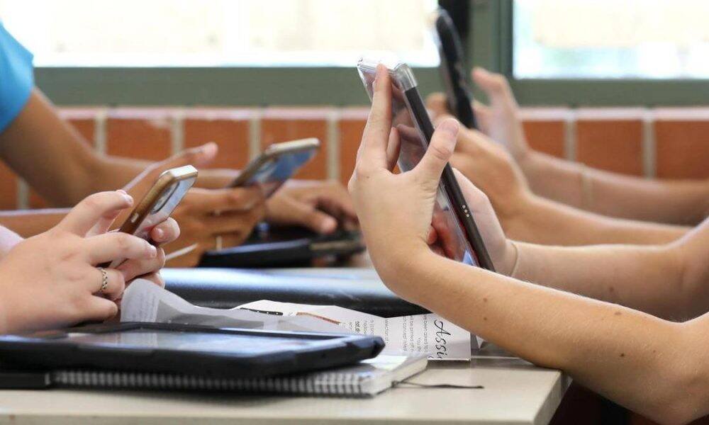 SEP INICIA CICLO ESCOLAR SIN DEFINIR REGLAS PARA USO DE CELULARES