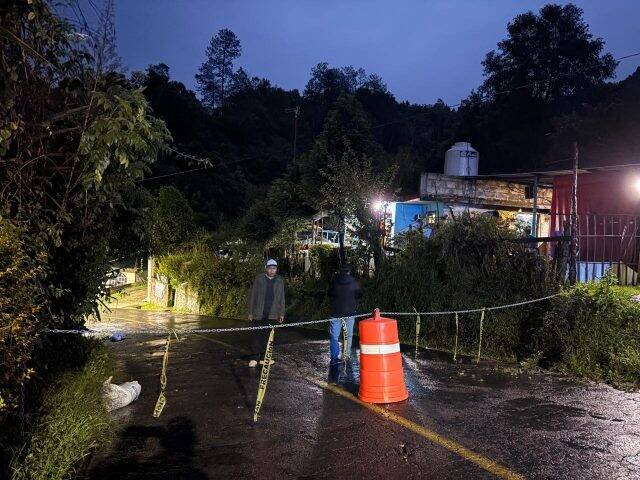 SE FRACTURA CARRETERA A TEACALCO; CIERRAN EL PASO A VEHÍCULOS