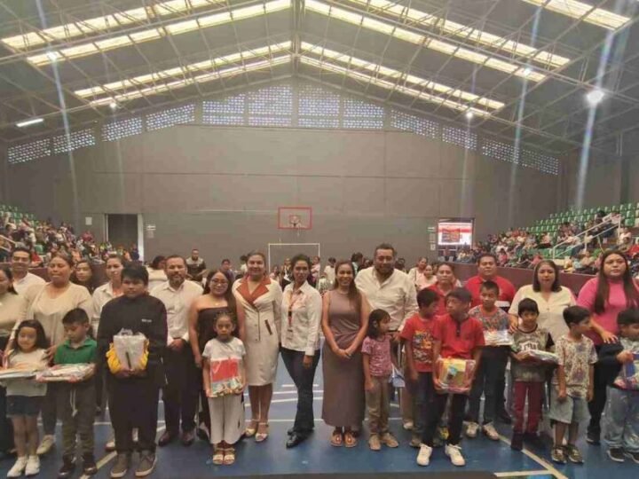ENTREGAN PAQUETES ESCOLARES EN FORTÍN