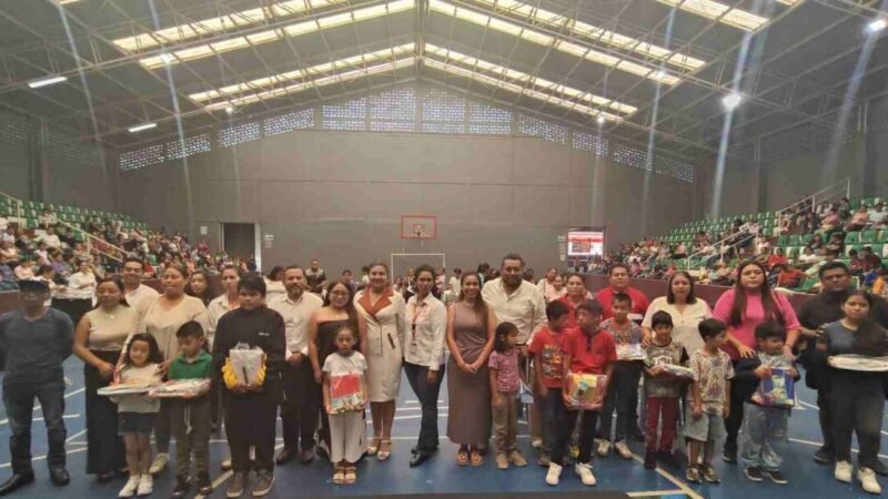 ENTREGAN PAQUETES ESCOLARES EN FORTÍN