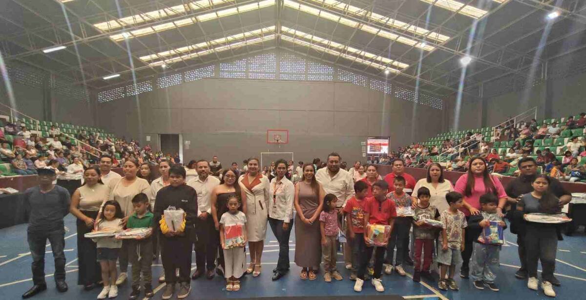 ENTREGAN PAQUETES ESCOLARES EN FORTÍN