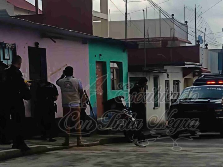 MUJER ESCAPA POR LA PUERTA FALSA