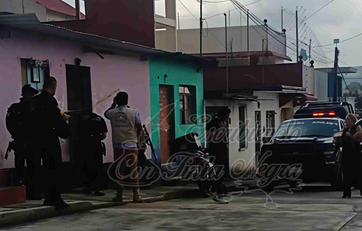 MUJER ESCAPA POR LA PUERTA FALSA
