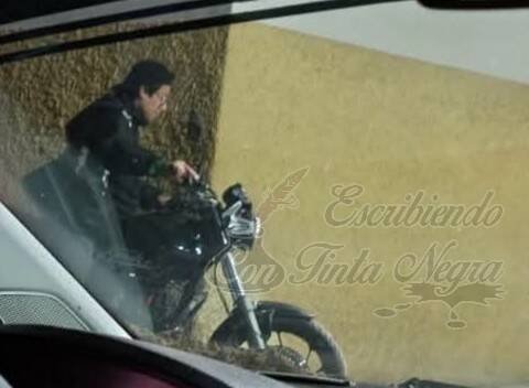 EXHIBEN A MOTOCICLISTA DAÑANDO OBRA RECIEN TERMINADA