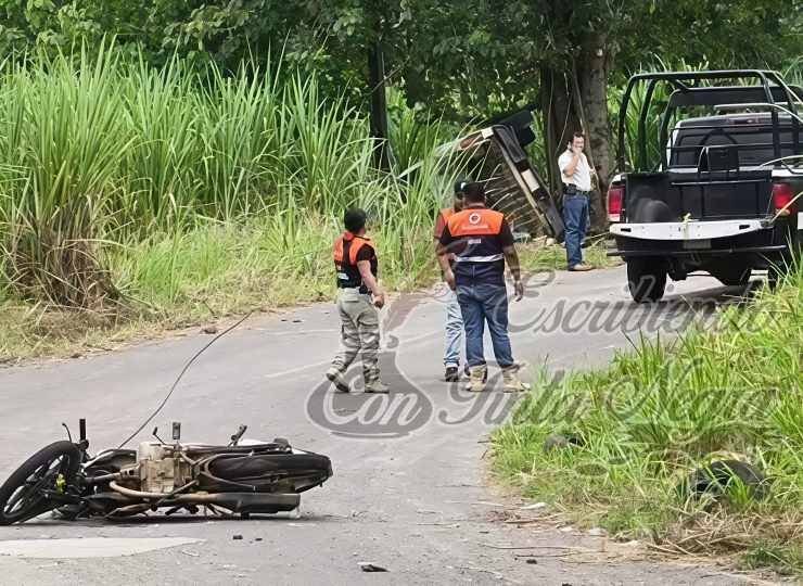 CHOCAN MOTO Y CAMIONETA; HAY UN MUERTO