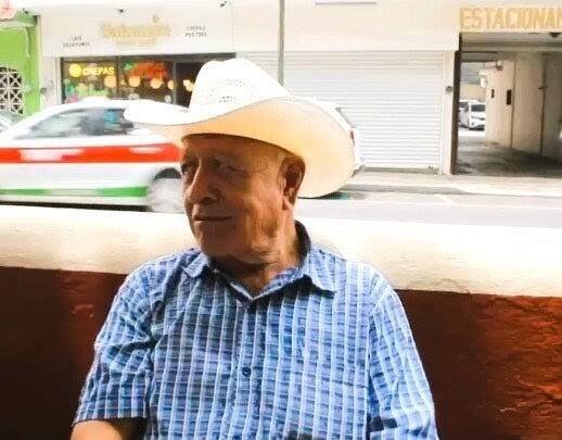 A SUS 82 AÑOS, DON ÁNGEL SIGUE PEDALEANDO POR ORIZABA