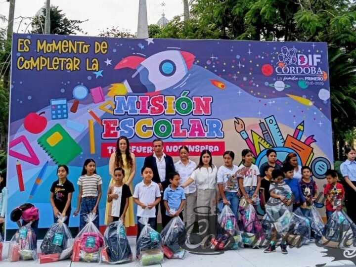 DIF DE CÓRDOBA APOYA A MÁS DE 600 ESTUDIANTES CON ÚTILES, MOCHILAS Y ZAPATOS