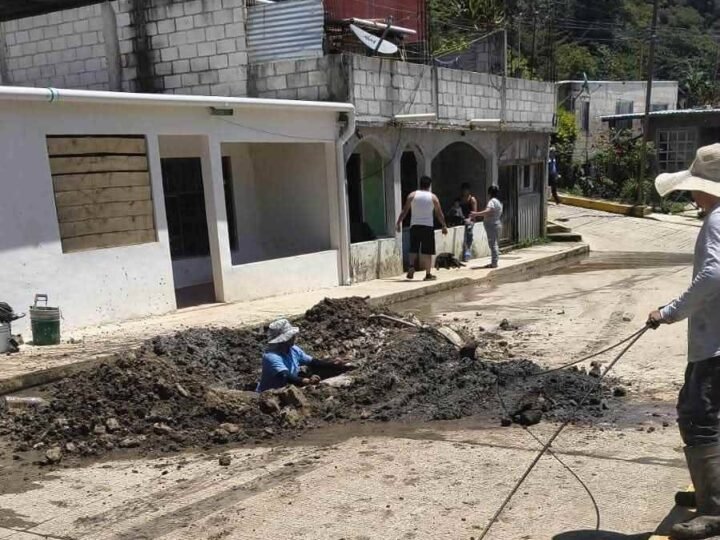 DAN MANTENIMIENTO A REDES DE AGUA Y DRENAJE EN CHOCAMÁN