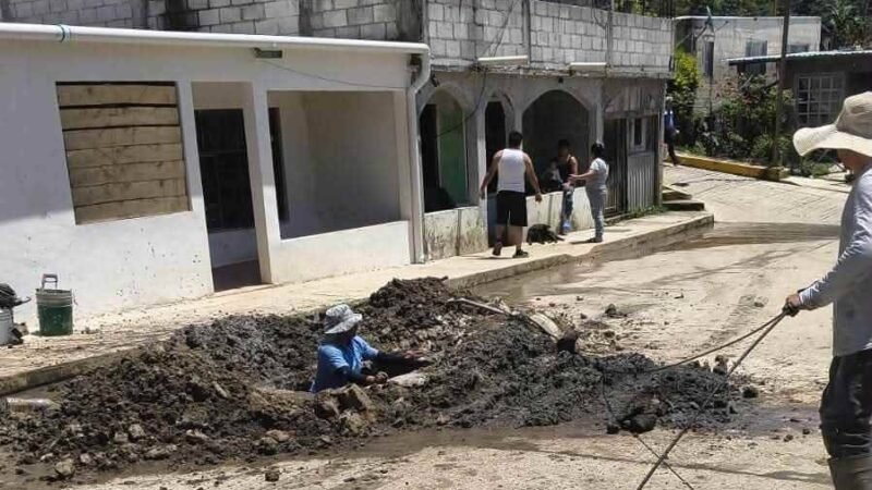 DAN MANTENIMIENTO A REDES DE AGUA Y DRENAJE EN CHOCAMÁN