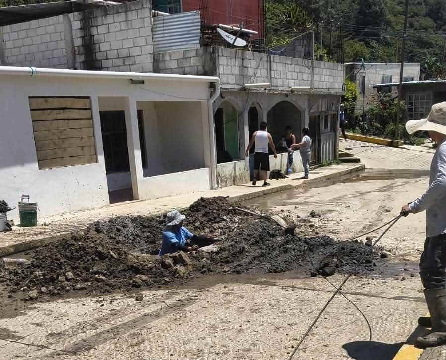DAN MANTENIMIENTO A REDES DE AGUA Y DRENAJE EN CHOCAMÁN