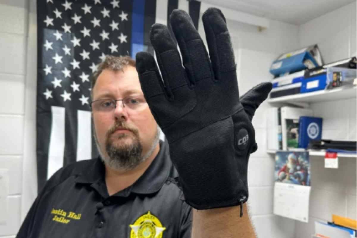 ICE COMPRARÁ 6 MIL GUANTES CON DESCARGAS ELÉCTRICAS PARA SOMETER A MIGRANTES