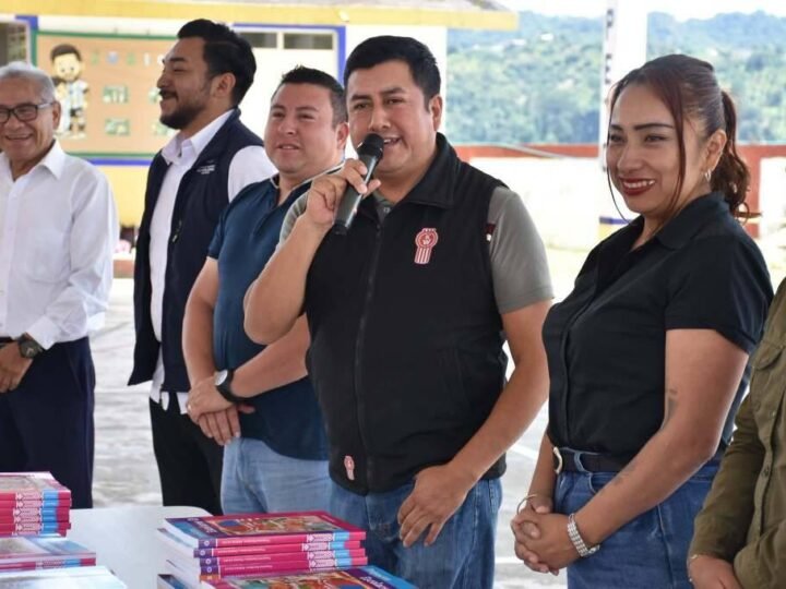 CONCLUYE AYUNTAMIENTO CON ENTREGA DE PAQUETES DE LIBROS