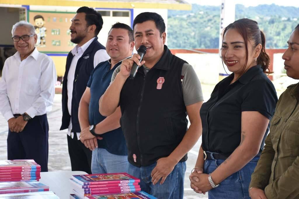 CONCLUYE AYUNTAMIENTO CON ENTREGA DE PAQUETES DE LIBROS