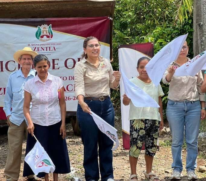 ALCALDESA DE ZENTLA PONE EN MARCHA OBRAS EN EJIDO LA PIÑA