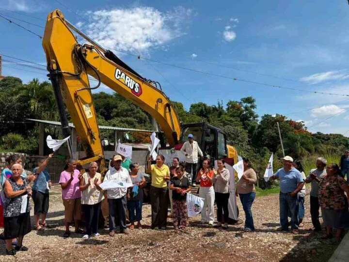 ALCALDESA DE ZENTLA DA BANDERAZO DE OBRA EN COLONIA MANUEL GONZÁLEZ