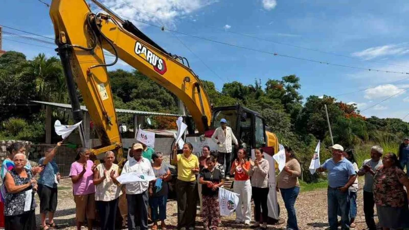 ALCALDESA DE ZENTLA DA BANDERAZO DE OBRA EN COLONIA MANUEL GONZÁLEZ