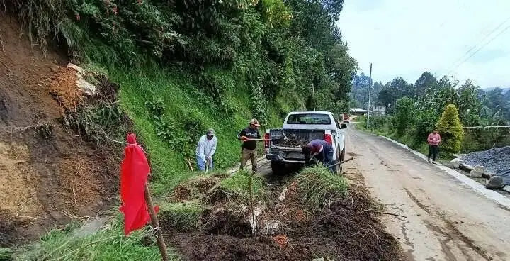 ATIENDE AYUNTAMIENTO EMERGENCIA POR DESLAVE EN AYAHUALULCO