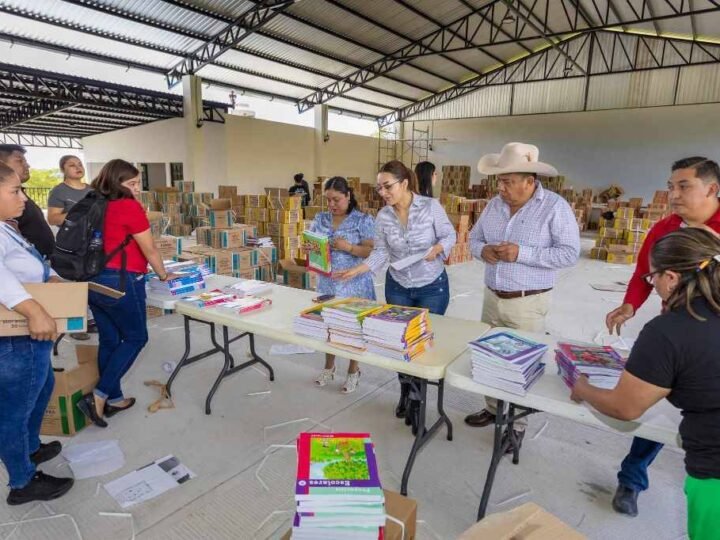 ENTREGAN LIBROS A ESCUELAS DE COSCOMATEPEC