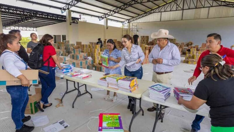 ENTREGAN LIBROS A ESCUELAS DE COSCOMATEPEC