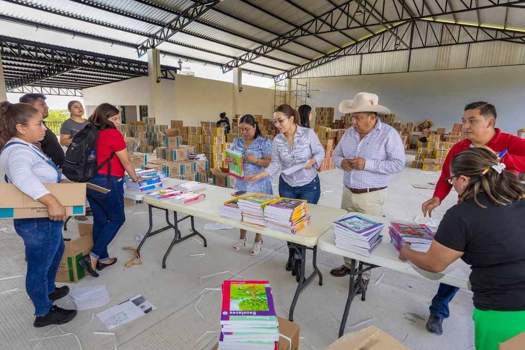 ENTREGAN LIBROS A ESCUELAS DE COSCOMATEPEC