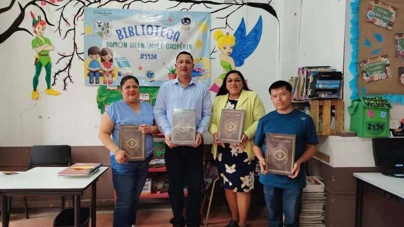 RECIBEN BIBLIOTECAS DE TOMATLÁN MATERIAL BIBLIOGRÁFICO