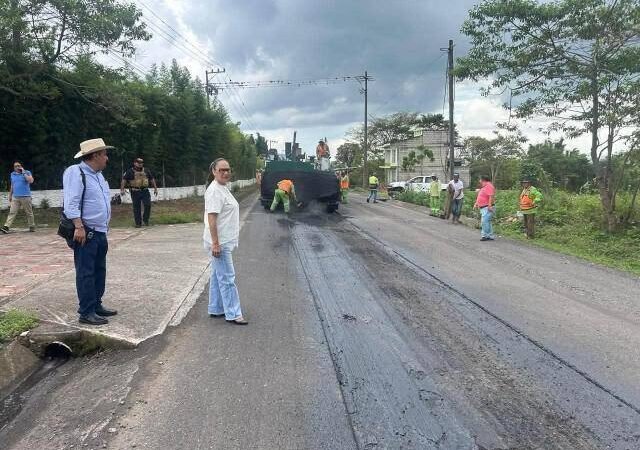 SUPERVISA ALCALDESA REHABILITACIÓN DE CARRETERA A SAN JOSÉ NERIA
