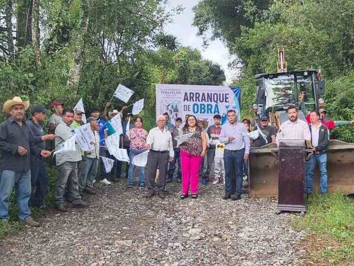 ALCALDE DE TOMATLÁN ARRANCA OBRA EN CRUZ VERDE
