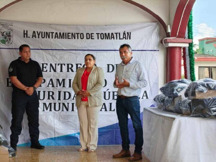 ALCALDE DE TOMATLÁN ENTREGA UNIFORMES A POLICÍA MUNICIPAL