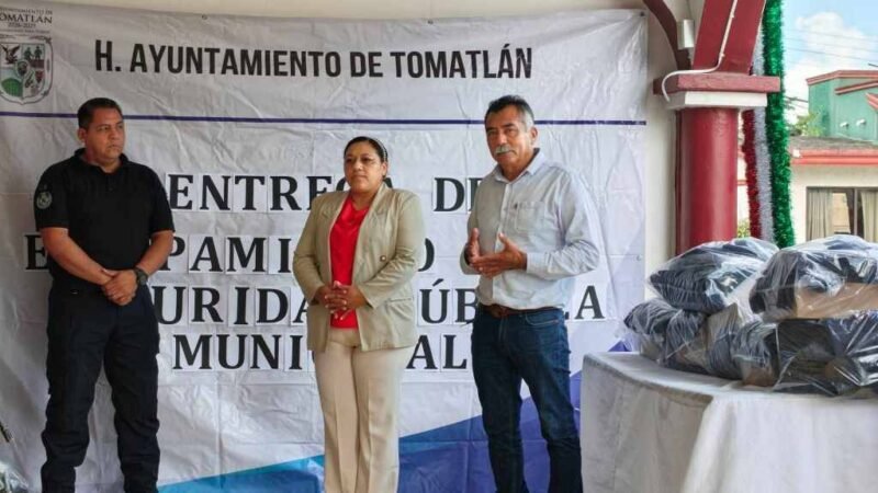 ALCALDE DE TOMATLÁN ENTREGA UNIFORMES A POLICÍA MUNICIPAL