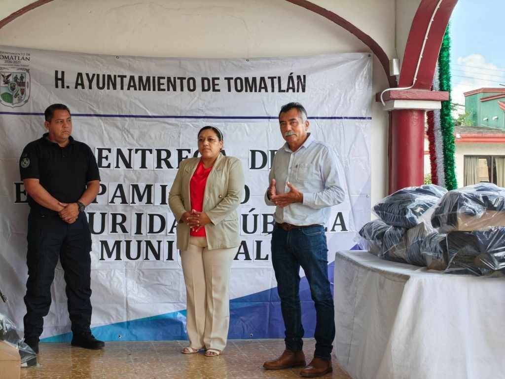 ALCALDE DE TOMATLÁN ENTREGA UNIFORMES A POLICÍA MUNICIPAL