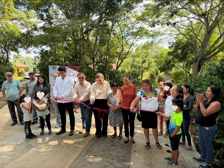 ALCALDESA DE ZENTLA INAUGURA OBRA EN CORAZÓN DE JESÚS PIÑA
