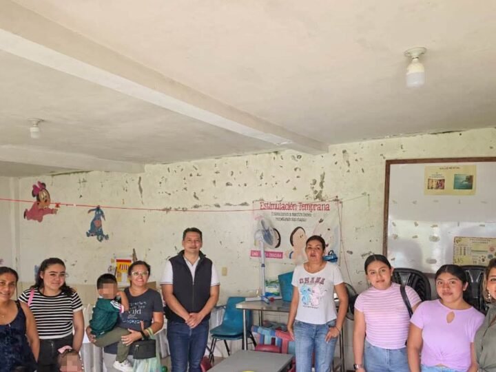 ALCALDE DE TOTUTLA ENTREGA MOBILIARIO A ESCUELAS