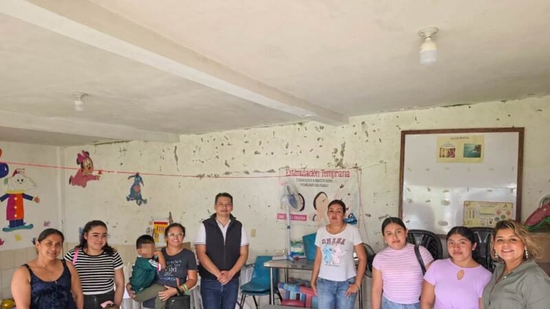 ALCALDE DE TOTUTLA ENTREGA MOBILIARIO A ESCUELAS