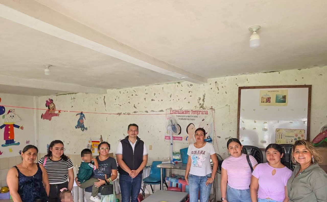 ALCALDE DE TOTUTLA ENTREGA MOBILIARIO A ESCUELAS