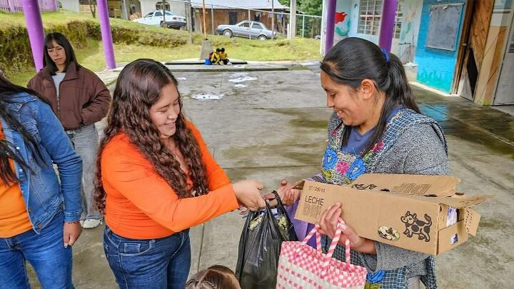 DIF DE CALCAHUALCO LLEVA DESAYUNOS A ESCUELAS DEL MUNICIPIO
