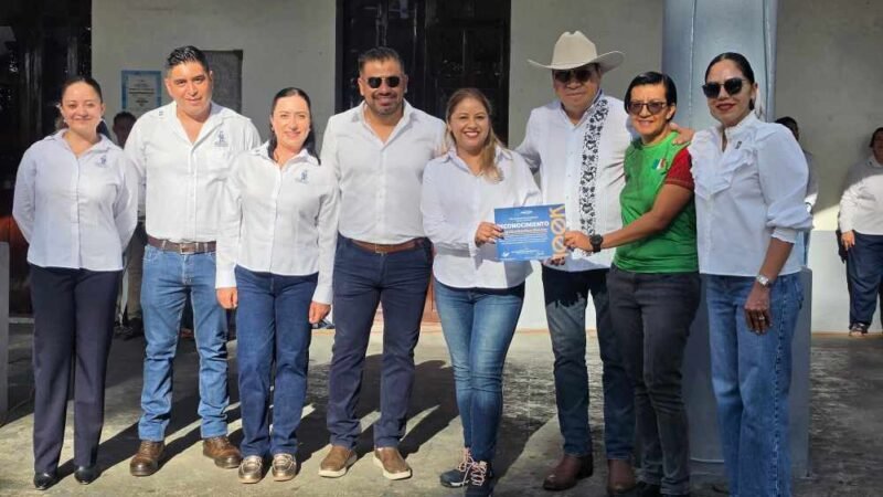 ENTREGAN RECONOCIMIENTO A ANGELINA MARTÍNEZ