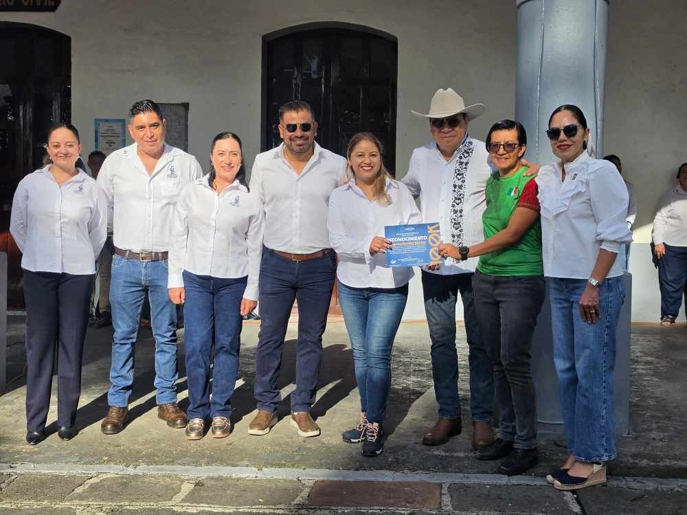 ENTREGAN RECONOCIMIENTO A ANGELINA MARTÍNEZ