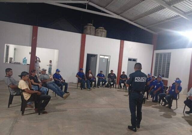CAPACITAN A POLICÍAS AUXILIARES VOLUNTARIOS DE HUATUSCO
