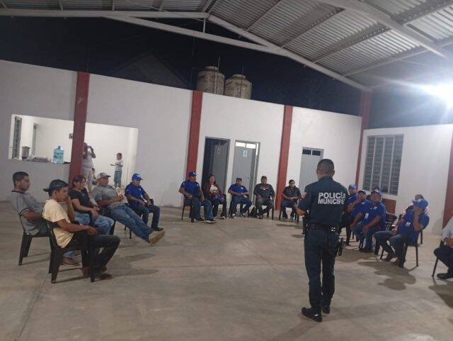 CAPACITAN A POLICÍAS AUXILIARES VOLUNTARIOS DE HUATUSCO