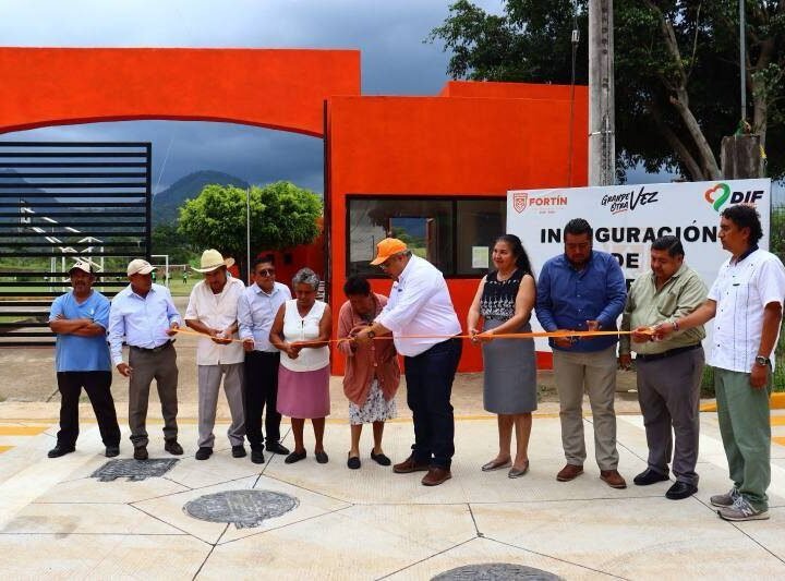 ALCALDE DE FORTÍN INAUGURA ANDADOR Y LUMINARIAS EN SAN JOSÉ