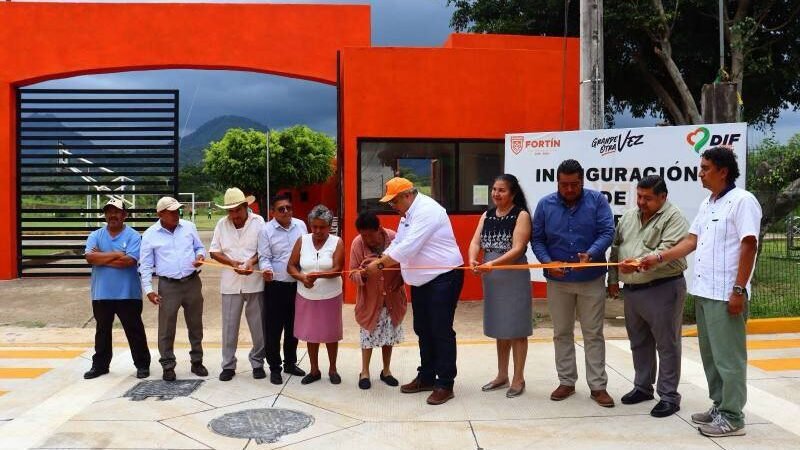 ALCALDE DE FORTÍN INAUGURA ANDADOR Y LUMINARIAS EN SAN JOSÉ