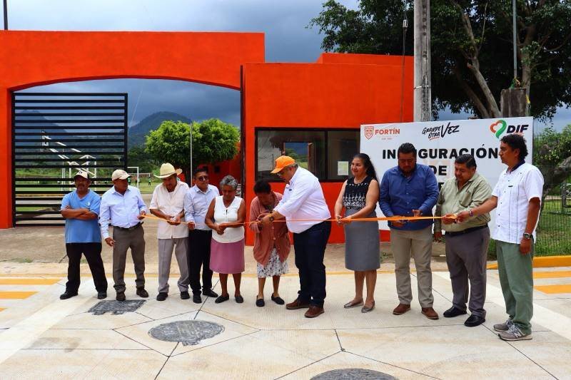 ALCALDE DE FORTÍN INAUGURA ANDADOR Y LUMINARIAS EN SAN JOSÉ