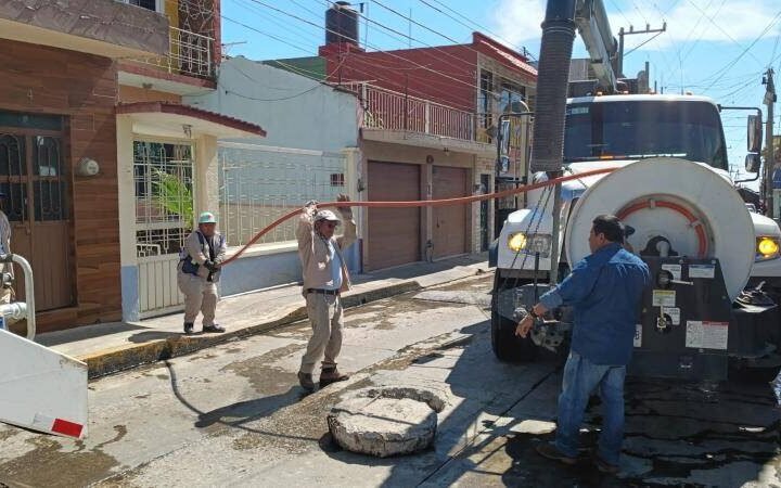 SIGUEN ARROJANDO BASURA A RED DE DRENAJE EN HUATUSCO