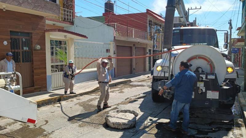 SIGUEN ARROJANDO BASURA A RED DE DRENAJE EN HUATUSCO