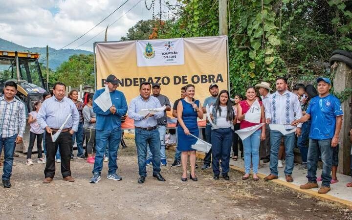 DAN BANDERAZO DE REHABILITACIÓN DE CALLE EN ZACAMITLA